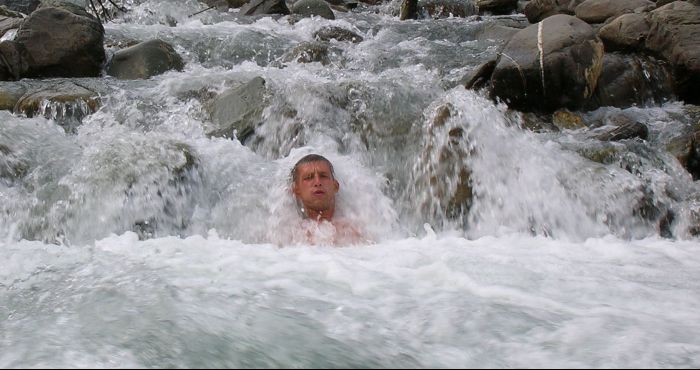 голова в воде в реке.jpg